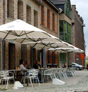 Wall parasol as an alternative to awning